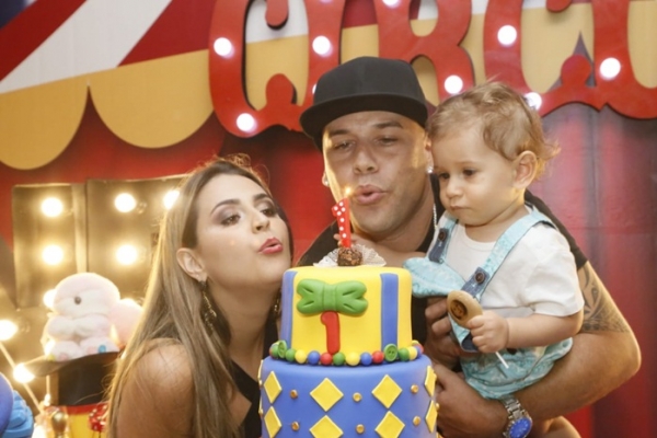 Com vários famosos, Tiago Barnabe celebra 1º aniversário de herdeiro