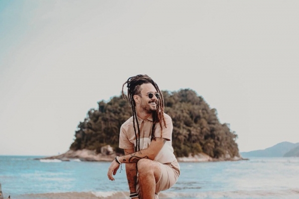 Fenômeno da Internet, Gabriel Elias lança novo EP no dia 8 de fevereiro