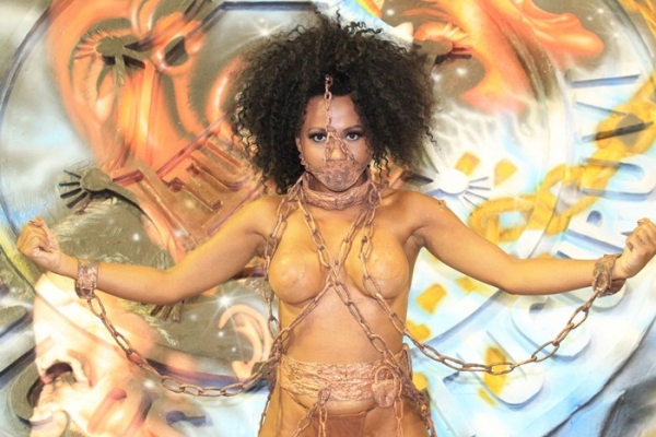 Cintia Mello, Rainha da Bateria faz ensaio da Tucuruvi com mordaça e presença do Ex BBB Dicesar