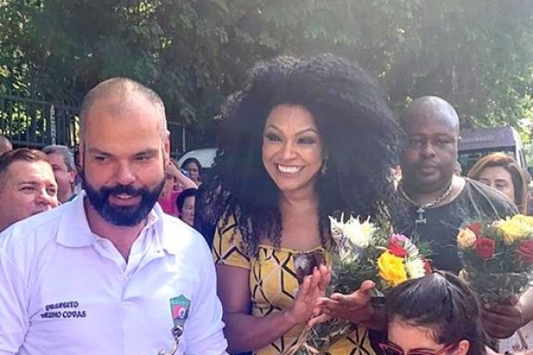 Simone Sampaio samba ao lado do prefeito de SP no Museu do Ipiranga