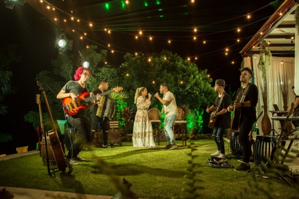 Cercados por amigos da música, Maria Cecília e Rodolfo gravam o registro ‘De Portas Abertas’