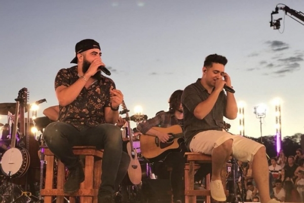 Henrique & Juliano agitam o Villa Country em noite especial