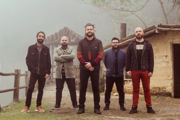 MANEVA completa 14 anos de história e já é considerado um dos artistas mais tocados em todo o país