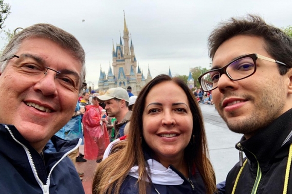 Rita Garcia será vovó e viaja para Miami para fazer o enxoval do primeiro neto