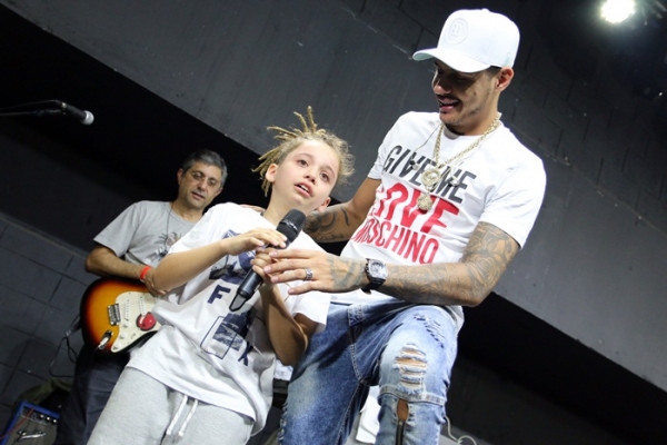 Fã se emociona e canta com rapper Hungria em show em Guarulhos