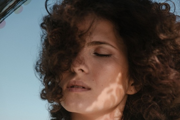 Luíza Boê exalta a força feminina e do mar em "Concha"