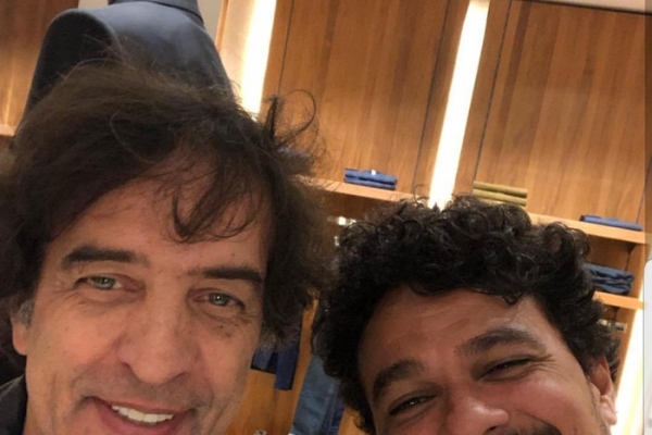 Léo Maia visita loja do estilista Ricardo Almeida