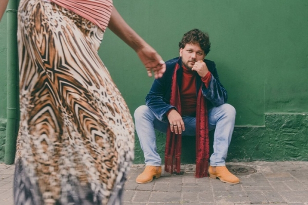 Léo Pinheiro lança ‘Tem Alguém Aí’ nas plataformas digitais