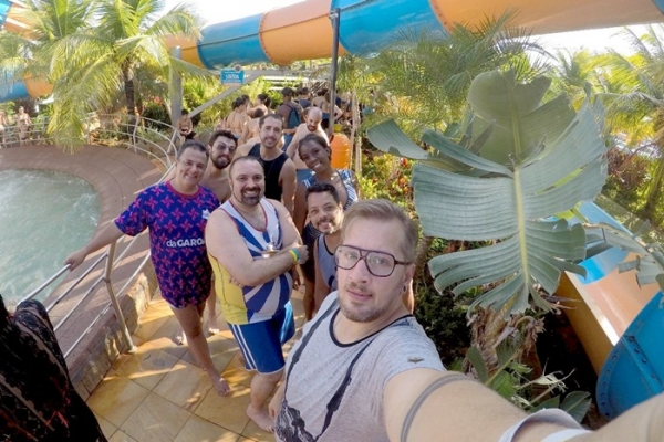 Thiago Rocha, Vladimir Alves e outras personalidades curtem Parque Aquático