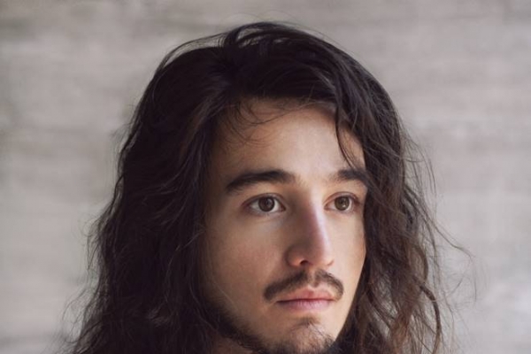 O cantor e compositor Tiago Iorc lança de surpresa, o álbum “Reconstrução”