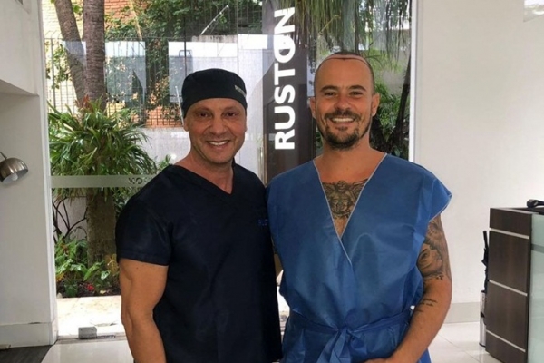 Ator Paulinho Vilhena realiza novo transplante capilar em SP