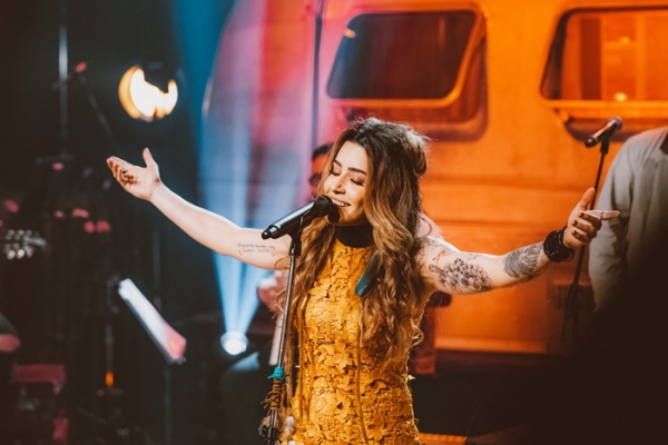 Lauana Prado esquenta a noite do Villa Country