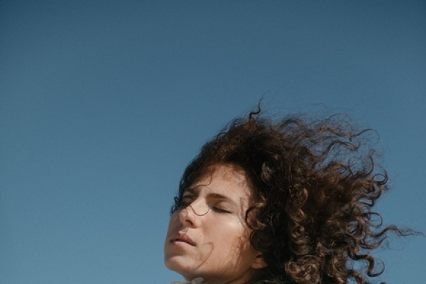 Luíza Boê lança EP Terramar com participação de Otto