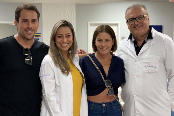 Deborah Secco não descuida do corpo nem mesmo durante as férias em Orlando