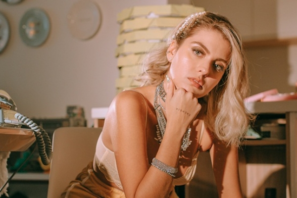 Clara Valverde se joga no pop com "A gente faz"