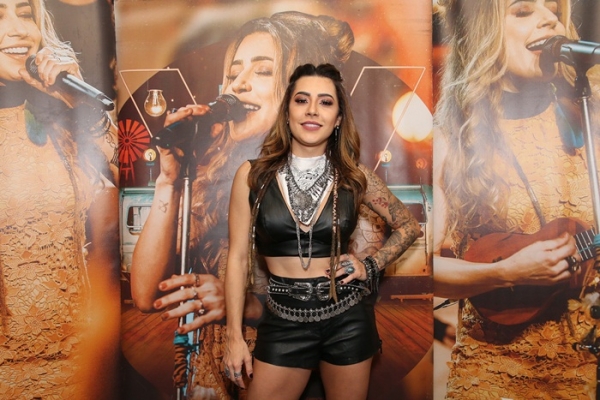 Sensação do “feminejo”, Lauana Prado lança nacionalmente nas rádios “Você Humilha”