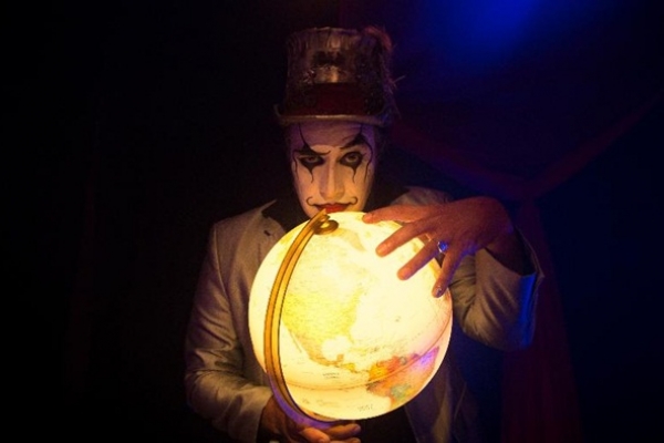 “Presente” a nova música d’O teatro Mágico com parceria da FTD