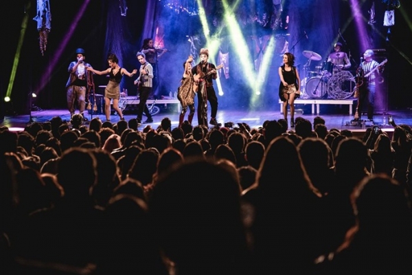 O Teatro Mágico lança o clipe de “Um Filme”, novo trabalho do grupo em Voz e Violão