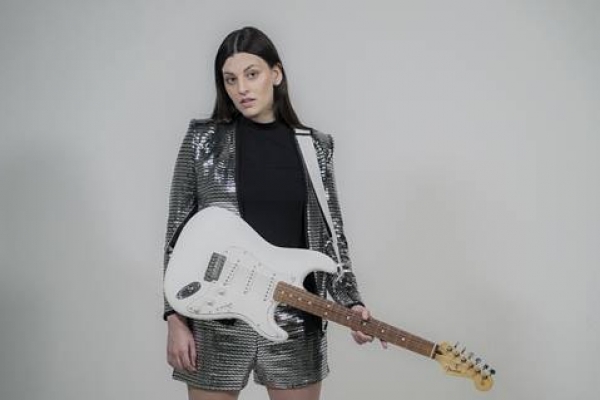 Julia Smith lança “Amor de verão”