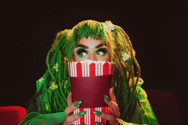 Gloria Groove lança “Sedanapo”, terceiro clipe do EP “Alegoria”