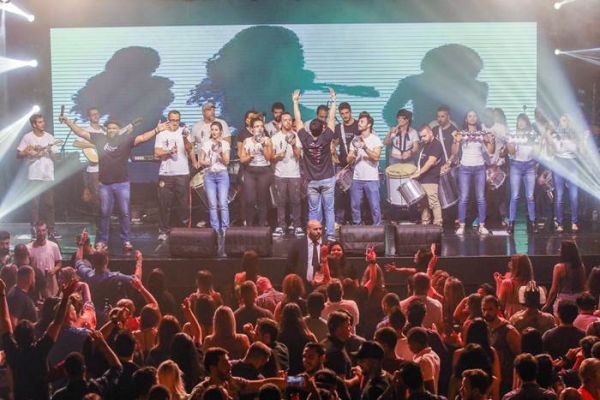 Bloco "Villa Country Pinga Ni Mim" faz esquenta antes de sair na avenida.