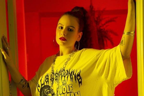 Carol Biazin lança single e clipe 'Cancela'