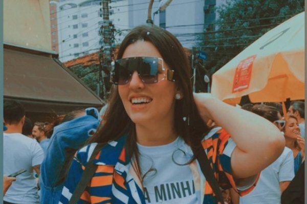 Julia Smith saiu pelos blocos de carnaval em São Paulo distribuindo Tequila com limão para foliões