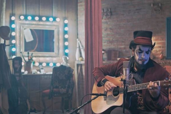 Fernando Anitelli volta a Guarulhos com seu show “O Teatro Mágico Voz e Violão” no Teatro Adamastor