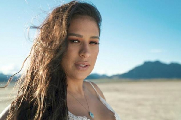 Simone Mendes é a cantora brasileira mais seguida em nova plataforma