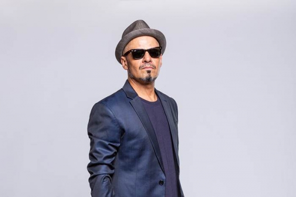 Sergio Britto apresenta live tocando piano e violão