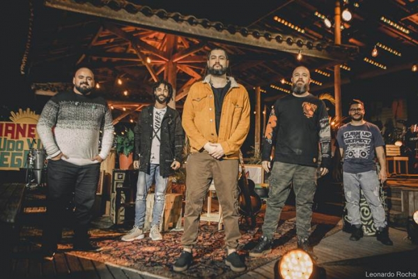 No dia mundial do reggae, o Maneva lança um álbum inédito "Tudo vira Reggae"