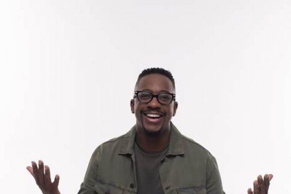 Mumuzinho lança o vídeo de “Guerra de Almofada” com participação da Esposa