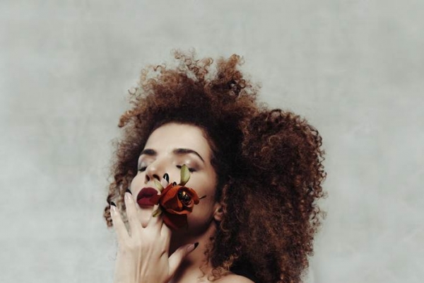 Vanessa da Mata homenageia Clara Nunes em live com renda destinada à equipe