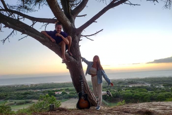 Vitor Kley lança clipe gravado pela namorada Carol Loureiro em Portugal