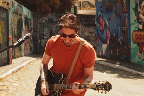 “Pra Nós” – ouça a primeira música de Trilogia Essência de Alex Fava