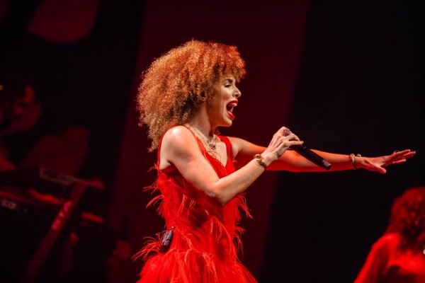 Vanessa da Mata libera mais dois registros do projeto "Nossos Beijos Ao Vivo No Circo Voador"