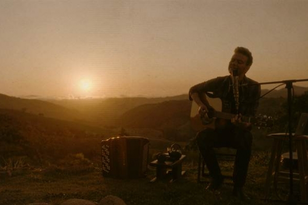 Canção "Café Coado", de Michel Teló, ganha clipe