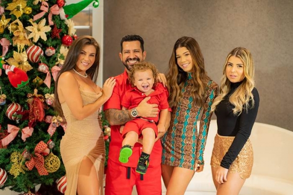 Ao lado da família, Dennis realiza ensaio Natalino!