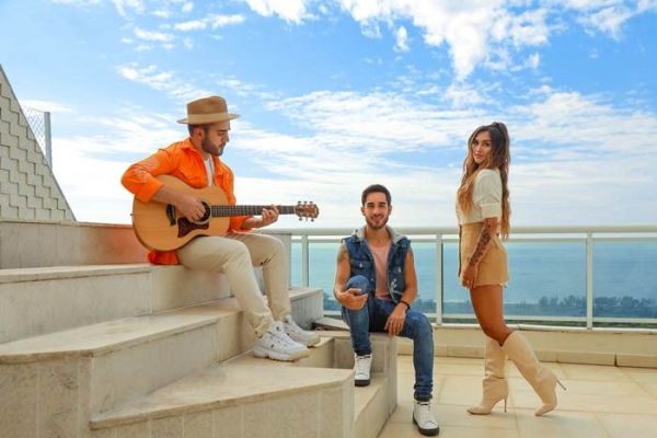 Melim lança "Amores e Flores", segunda parte do álbum gravado no Capitol Records Studios