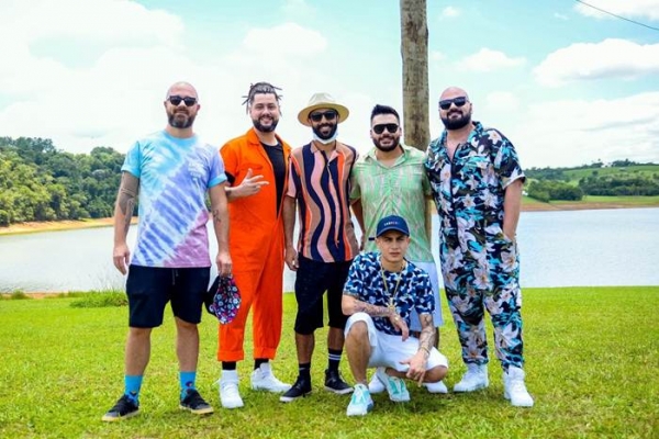 Maneva lança o álbum “Caleidoscópico” em comemoração aos 15 anos de carreira.