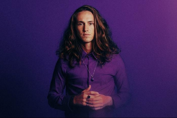 Vitor Kley lança documentário sobre o processo de criação do álbum A Bolha