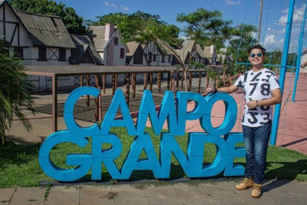 Cantor Davi Araújo inova e lança clipe musical com interprete de libra