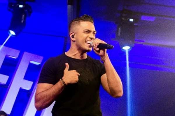 Raffa Augusto comemora 2 milhões de plays no videoclipe de “Euzinho”