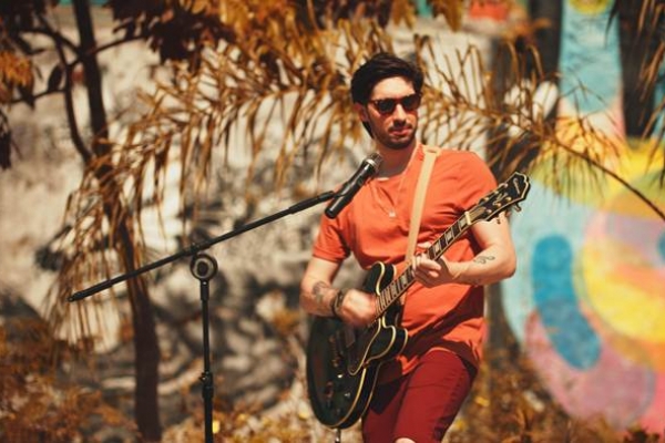 “Então vai” de Alex Fava segue nas rádios com resultados expressivos