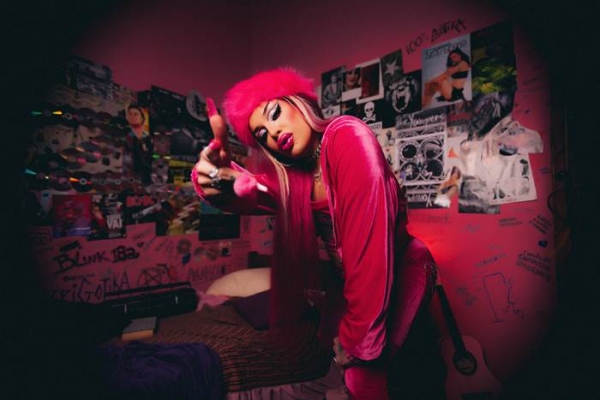 Gloria Groove vira “BONEKINHA” em primeiro single de novo álbum, “Lady Leste”