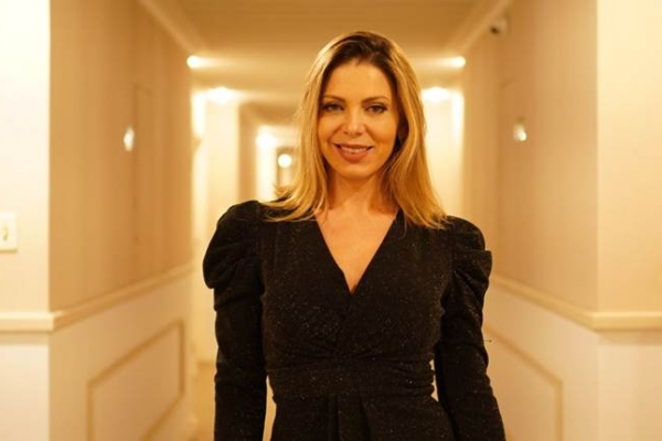 Sheila Mello esbanja beleza e simpatia em premiação de rede de clínicas de emagrecimento e estética em SP