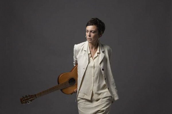 Adriana Calcanhotto retorna aos palcos no Teatro Claro Rio, em Copacabana