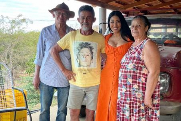 Simaria registra o retorno a sua cidade natal e emociona a internet