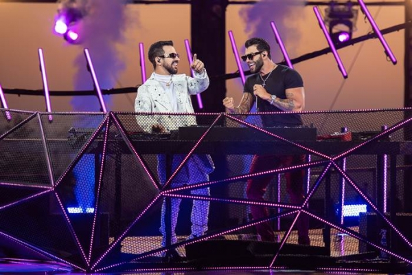 Dennis lança primeira faixa de DVD inédito com participação de Gusttavo Lima!