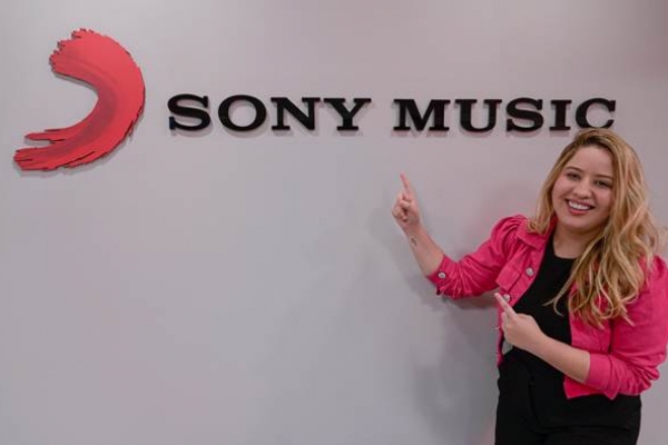 Da sofrência à volta por cima: Mari Fernandez assina com a Sony Music